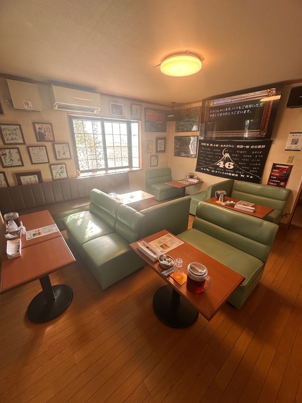 日差しが入る店内のソファ席