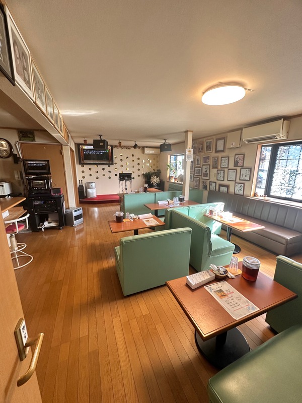カラオケ凪・喫茶 治の店内全景