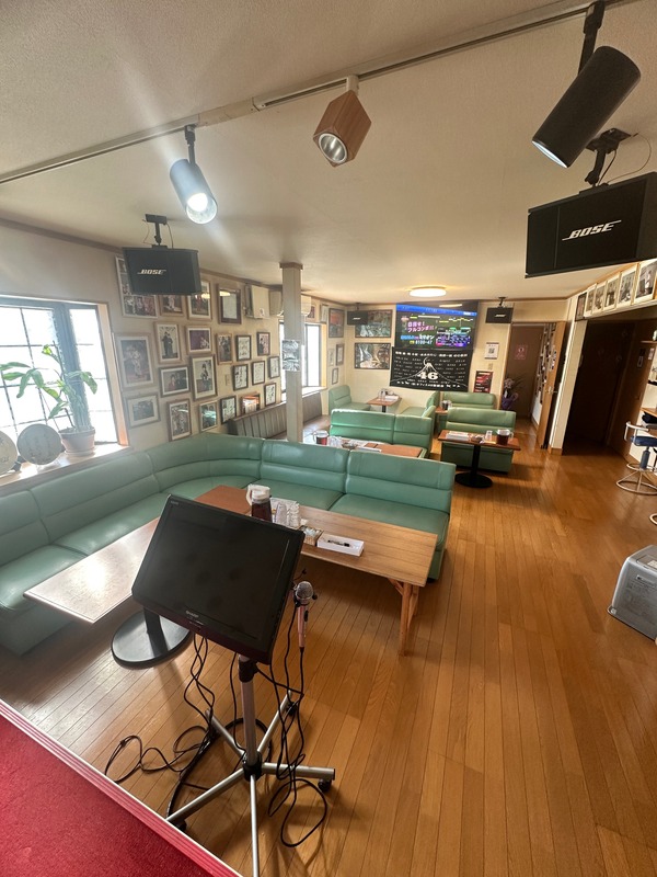 カラオケ機器とソファ席のある店内
